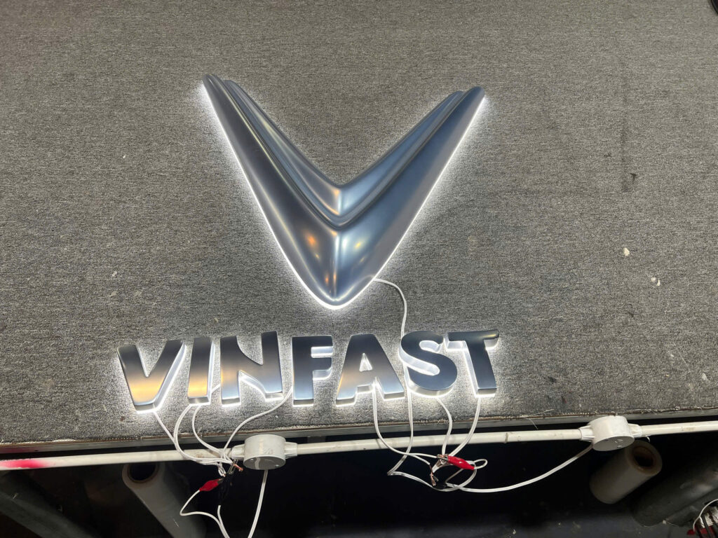 xi mạ logo hiệu vinfast