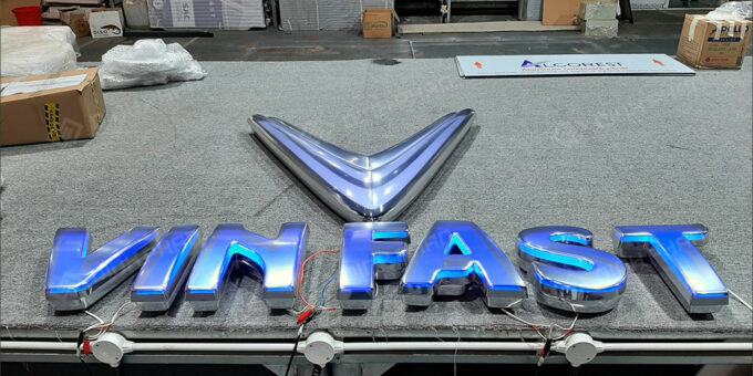 lam logo vinfast xi ma xuyen den